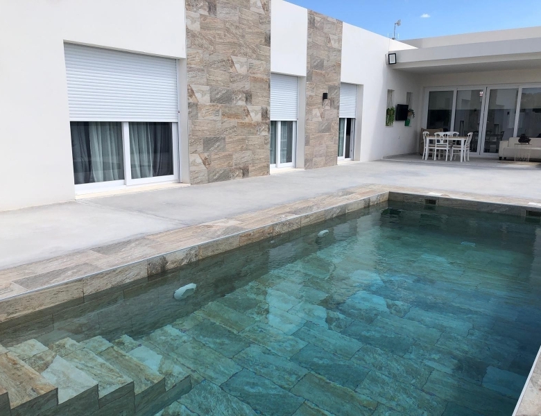 Villa de 3 dormitorios y piscina privada en una planta a la venta en Pinoso(Alicante)
