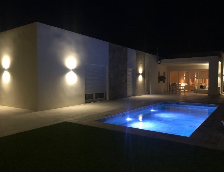 Villa de 3 dormitorios y piscina privada en una planta a la venta en Pinoso(Alicante)