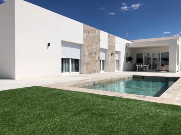 Villa de 3 dormitorios y piscina privada en una planta a la venta en Pinoso(Alicante)