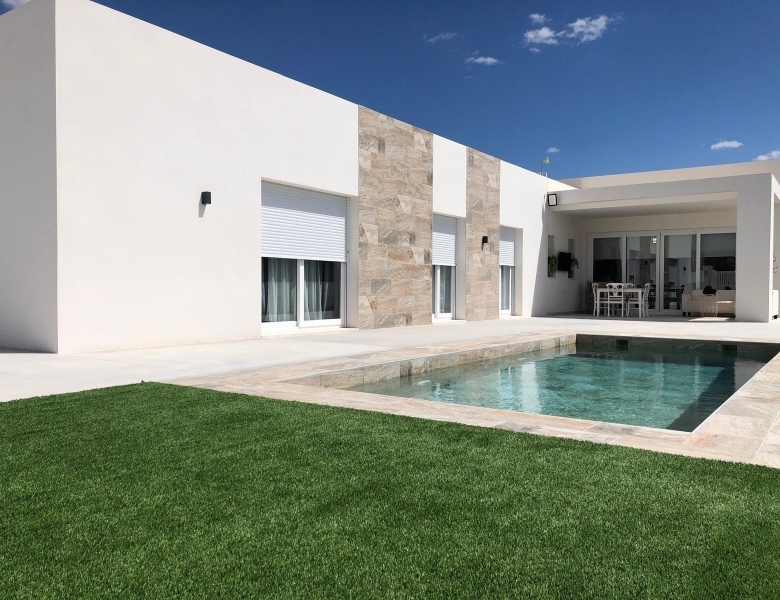 Villa de 3 dormitorios y piscina privada en una planta a la venta en Pinoso(Alicante)