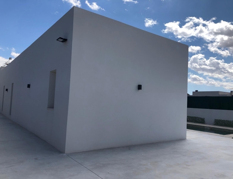 Villa de 3 dormitorios y piscina privada en una planta a la venta en Pinoso(Alicante)
