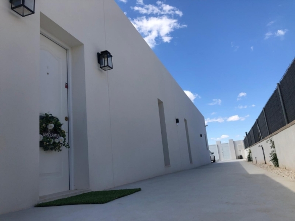 Villa de 3 dormitorios y piscina privada en una planta a la venta en Pinoso(Alicante)