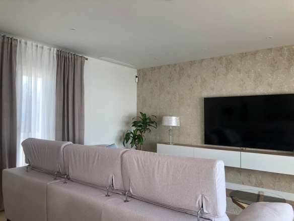 Villa de 3 dormitorios y piscina privada en una planta a la venta en Pinoso(Alicante)