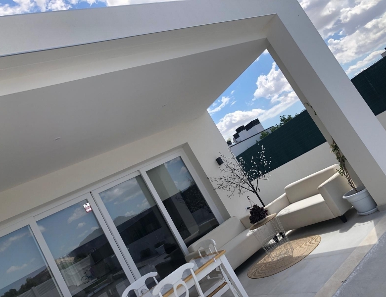 Villa de 3 dormitorios y piscina privada en una planta a la venta en Pinoso(Alicante)