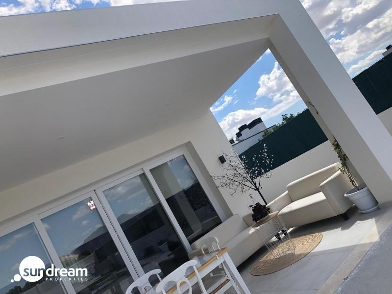 Villa de 3 dormitorios y piscina privada en una planta a la venta en Pinoso(Alicante)