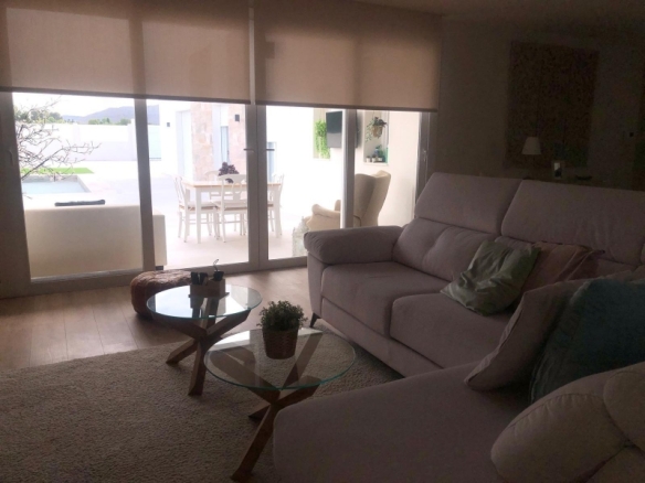 Villa de 3 dormitorios y piscina privada en una planta a la venta en Pinoso(Alicante)