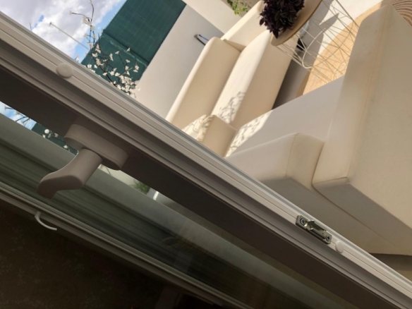 Villa de 3 dormitorios y piscina privada en una planta a la venta en Pinoso(Alicante)
