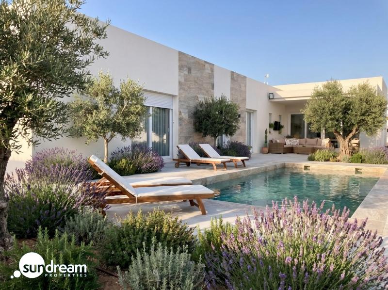 g_43500-37-4 Villa de 3 dormitorios y piscina privada en una planta a la venta en Pinoso(Alicante)