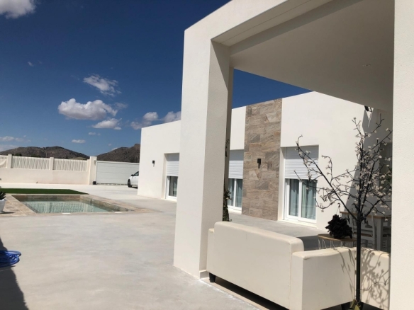 Villa de 3 dormitorios y piscina privada en una planta a la venta en Pinoso(Alicante)