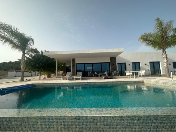 Villa de obra nueva con piscina y terreno en Pinoso
