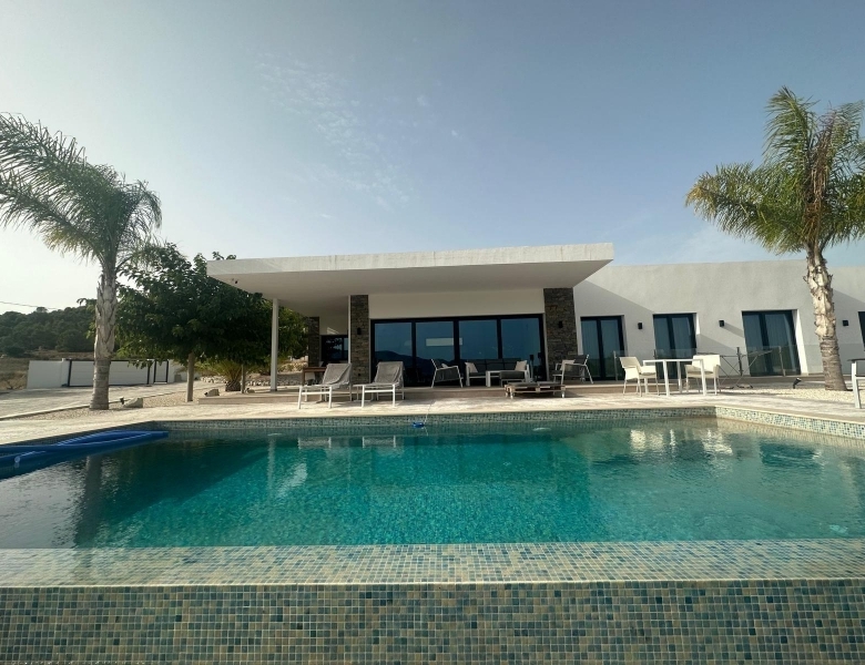 Villa de obra nueva con piscina y terreno en Pinoso