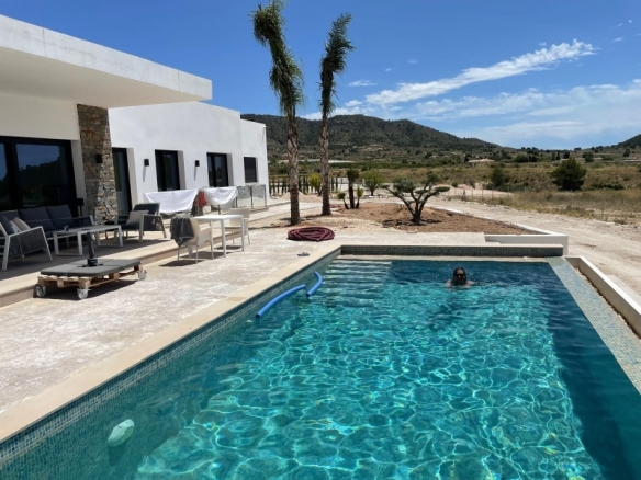 Villa de obra nueva con piscina y terreno en Pinoso