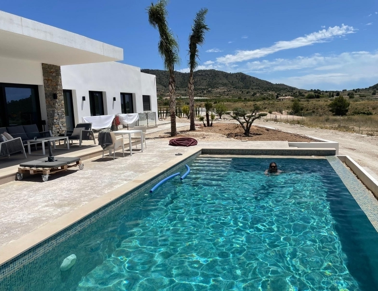 Villa de obra nueva con piscina y terreno en Pinoso