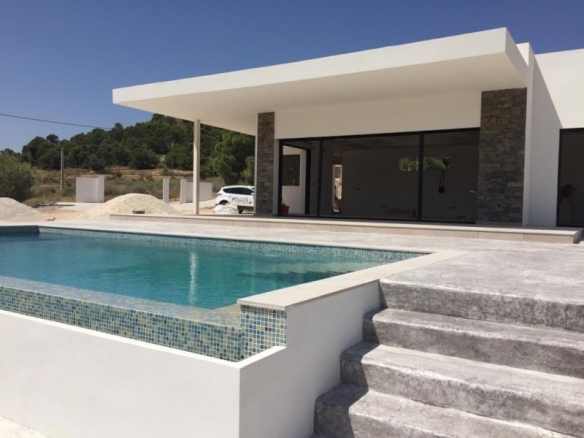 Villa de obra nueva con piscina y terreno en Pinoso