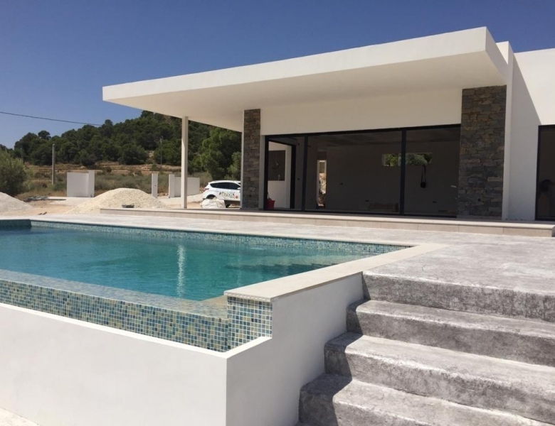 Villa de obra nueva con piscina y terreno en Pinoso
