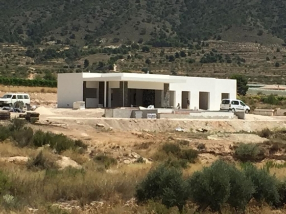 Villa de obra nueva con piscina y terreno en Pinoso
