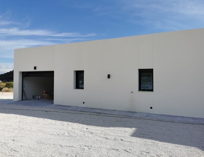 Villa de obra nueva con piscina y terreno en Pinoso