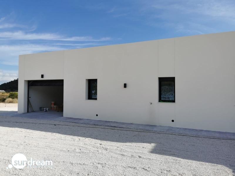 Villa de obra nueva con piscina y terreno en Pinoso