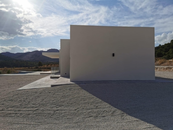 Villa de obra nueva con piscina y terreno en Pinoso