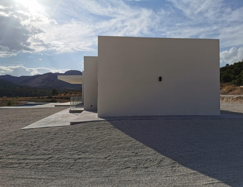Villa de obra nueva con piscina y terreno en Pinoso