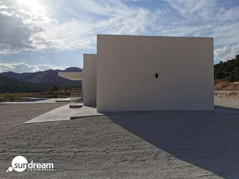 Villa de obra nueva con piscina y terreno en Pinoso