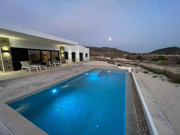 Villa de obra nueva con piscina y terreno en Pinoso