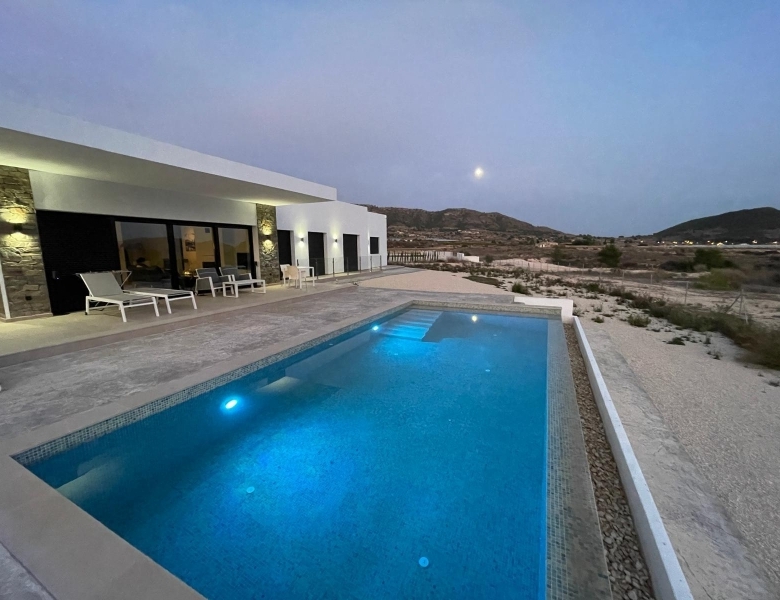 Villa de obra nueva con piscina y terreno en Pinoso