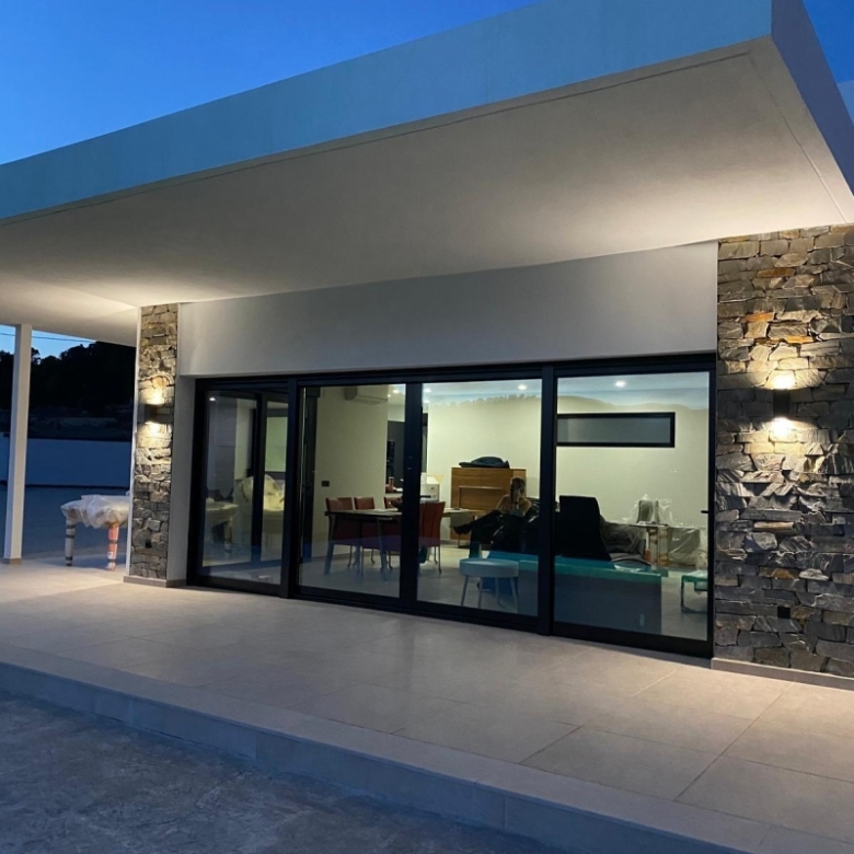 Villa de obra nueva con piscina y terreno en Pinoso
