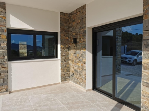 Villa de obra nueva con piscina y terreno en Pinoso