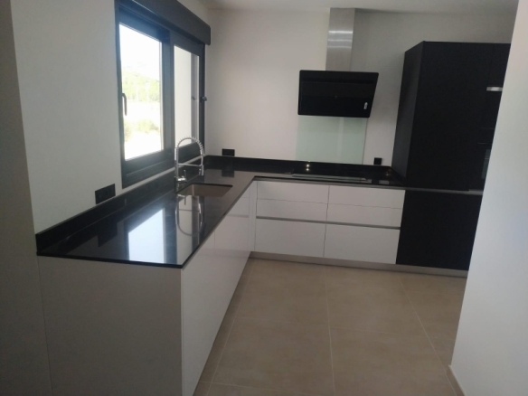 Villa de obra nueva con piscina y terreno en Pinoso