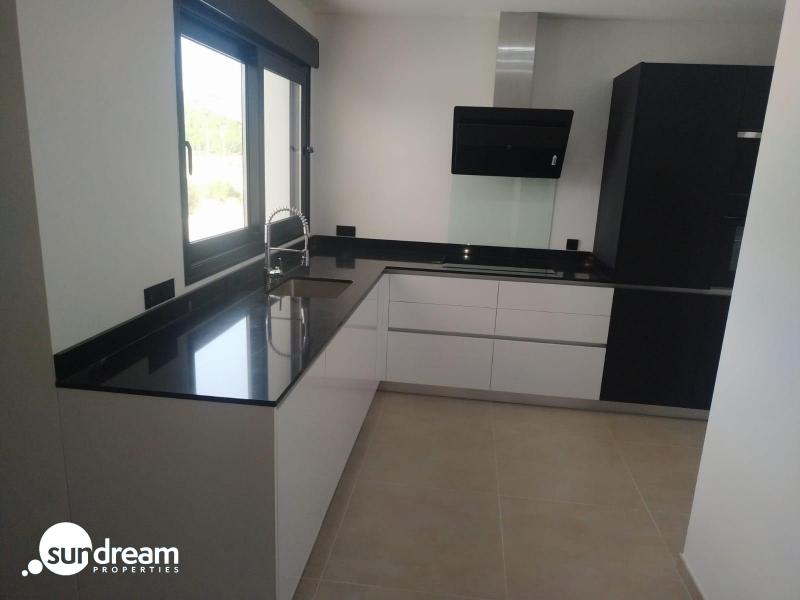 Villa de obra nueva con piscina y terreno en Pinoso