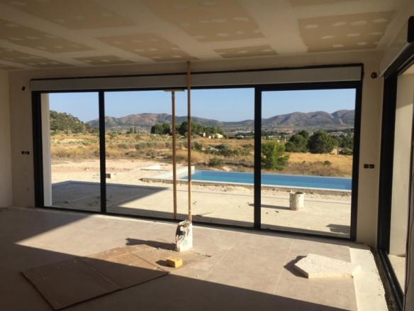 Villa de obra nueva con piscina y terreno en Pinoso