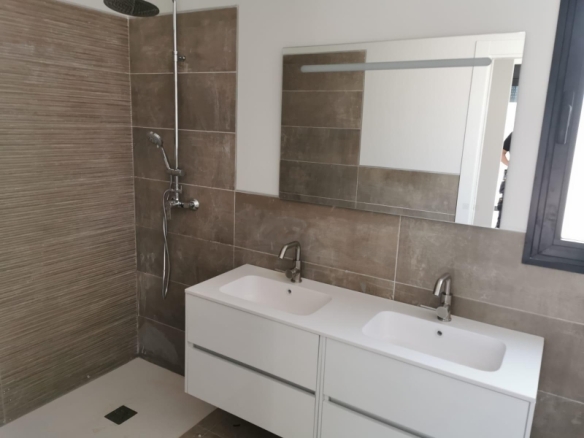 Villa de obra nueva con piscina y terreno en Pinoso