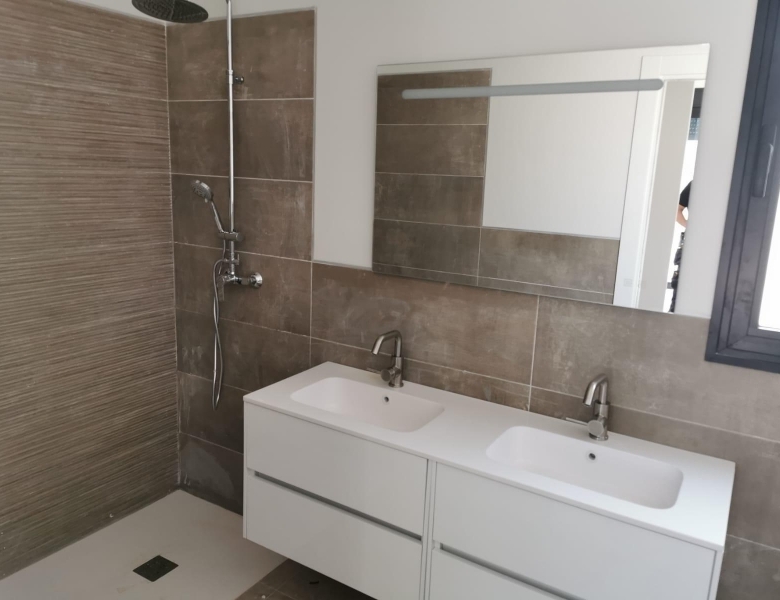Villa de obra nueva con piscina y terreno en Pinoso