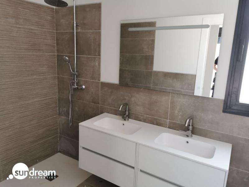 Villa de obra nueva con piscina y terreno en Pinoso