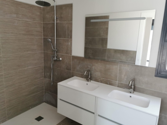 Villa de obra nueva con piscina y terreno en Pinoso