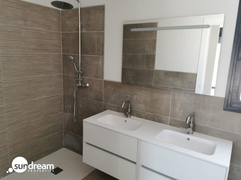 Villa de obra nueva con piscina y terreno en Pinoso