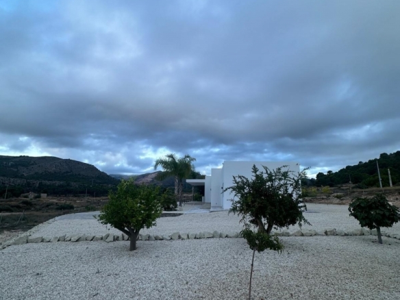 Villa de obra nueva con piscina y terreno en Pinoso