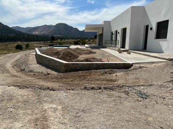 Villa de obra nueva con piscina y terreno en Pinoso