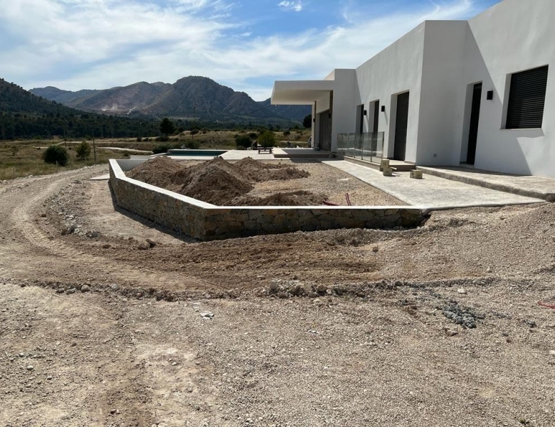 Villa de obra nueva con piscina y terreno en Pinoso