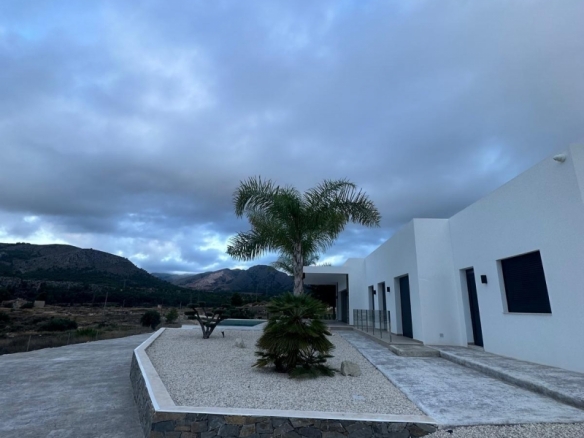 Villa de obra nueva con piscina y terreno en Pinoso