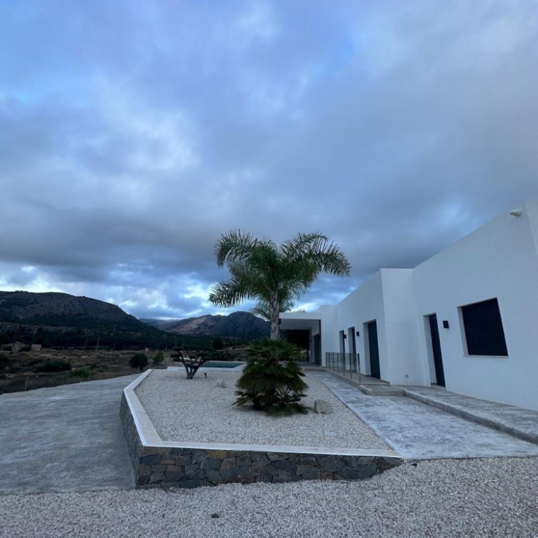 Villa de obra nueva con piscina y terreno en Pinoso