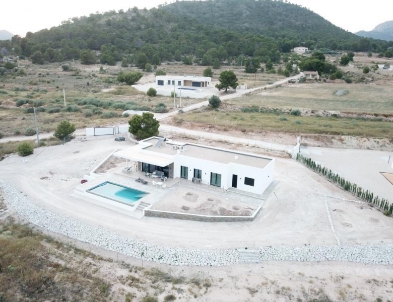 Villa de obra nueva con piscina y terreno en Pinoso