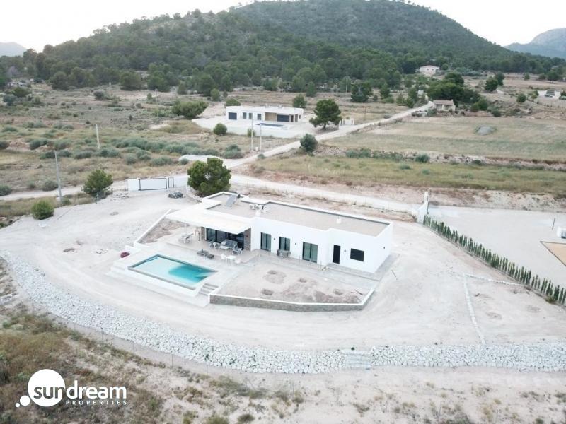 Villa de obra nueva con piscina y terreno en Pinoso
