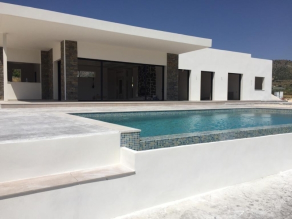 Villa de obra nueva con piscina y terreno en Pinoso