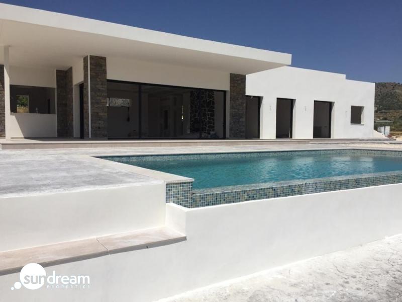 Villa de obra nueva con piscina y terreno en Pinoso