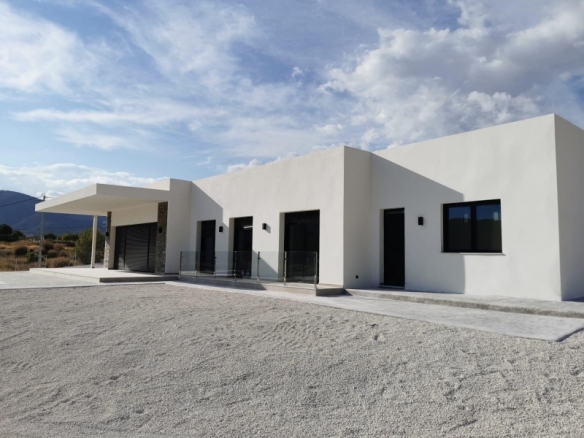 Villa de obra nueva con piscina y terreno en Pinoso