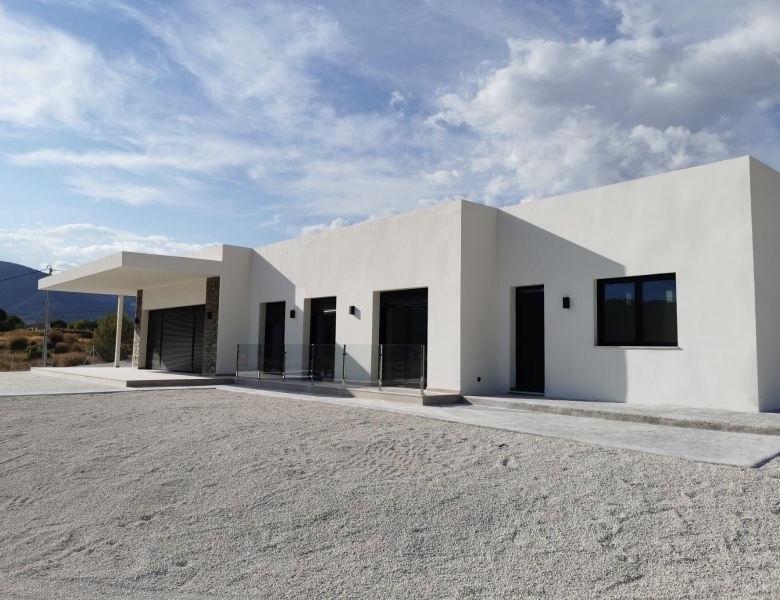 Villa de obra nueva con piscina y terreno en Pinoso