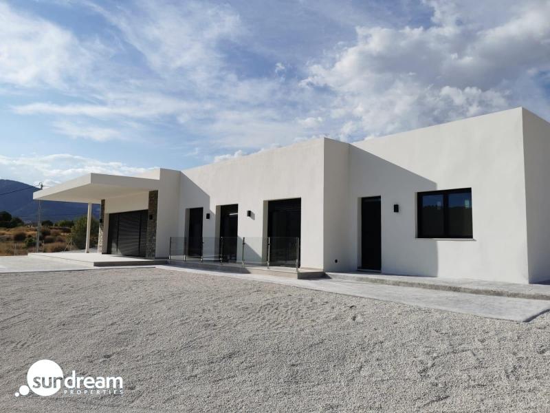 Villa de obra nueva con piscina y terreno en Pinoso