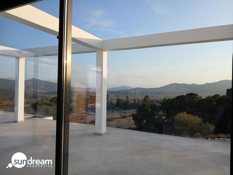 Villa a medida de 4 dormitorios y piscina privada rodeada de naturaleza en Pinoso(Alicante)